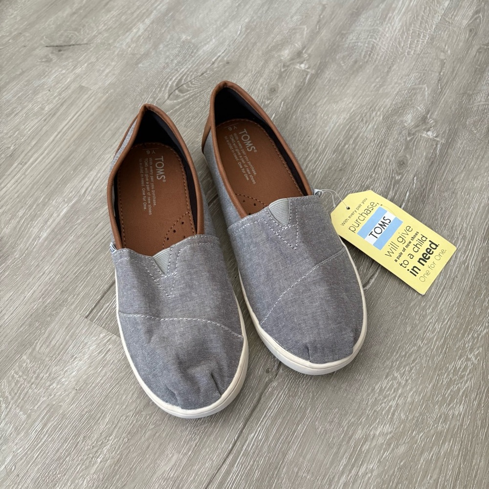 NWOB Youth Size 6 Toms Classic Frost Grey‎ Chambray Canvas Slip On Shoe